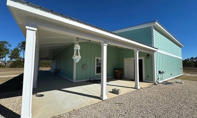Port St. Joe House | Hangar Hideaway - Stay at a grass runway