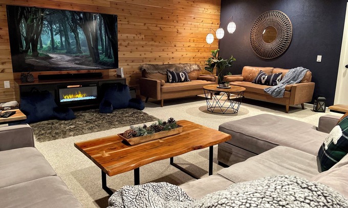 Lower Kingsbury House | Hangout Den, Hot Tub for 8, Firepit, Trails, Beach 1 mile, Sleeps 10