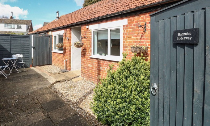 Buxton Cottage | HANNAH'S HIDEAWAY, pet friendly, with hot tub in Buxton, Norfolk