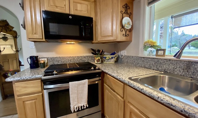 Redding House | 🏡🌼Happy HOUSE, Happy LIFE!SWEET 2bd. 6Blocks2allHospitals 3 MO. Minimum stay.