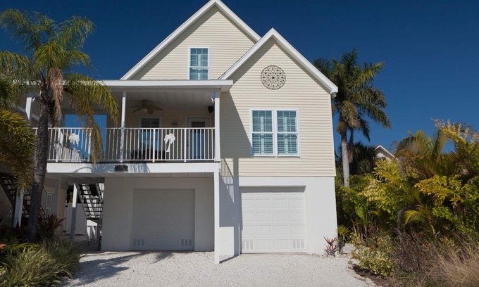 Holmes Beach House | Happy Island Cottage with Heated Private Pool
