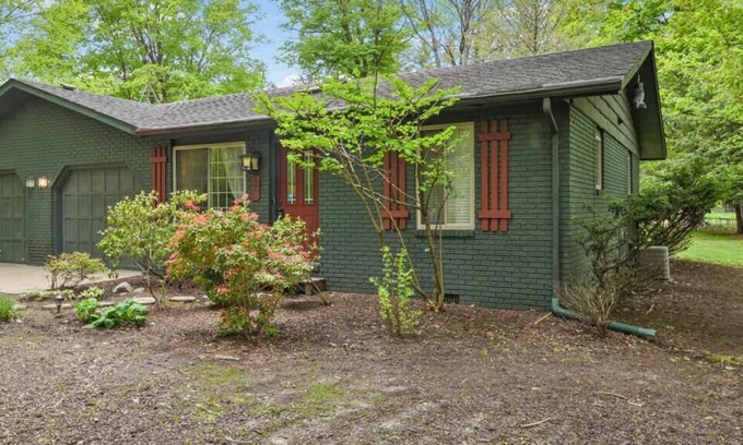Harbert Cottage | HARBOR COUNTRY: Minutes from Warren Dunes State Park and downtown Sawyer