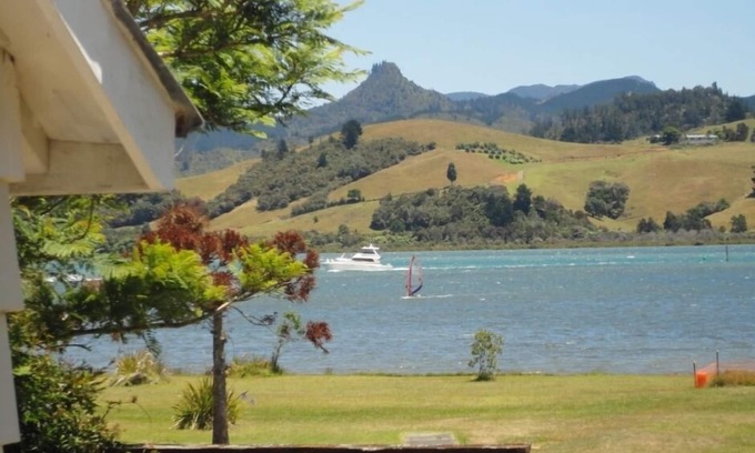 Pauanui House | Harbour Edge Bach for you
