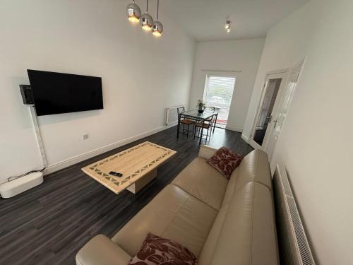 Portishead Apartment | Harbour-View 2-Bed-Serviced Apartment with Parking