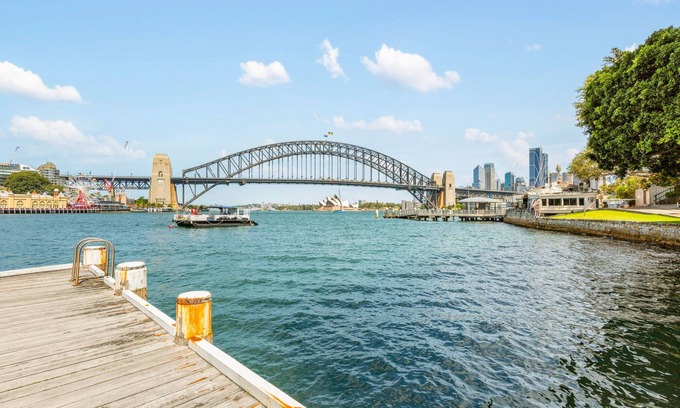 McMahons Point Apartment | Harbour View with Opera House Overlook