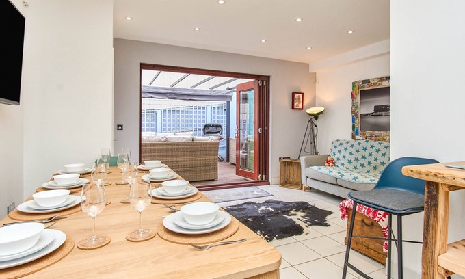 Bembridge Cottage | Harbour Walk - a house that sleeps 6 guests in 3 bedrooms