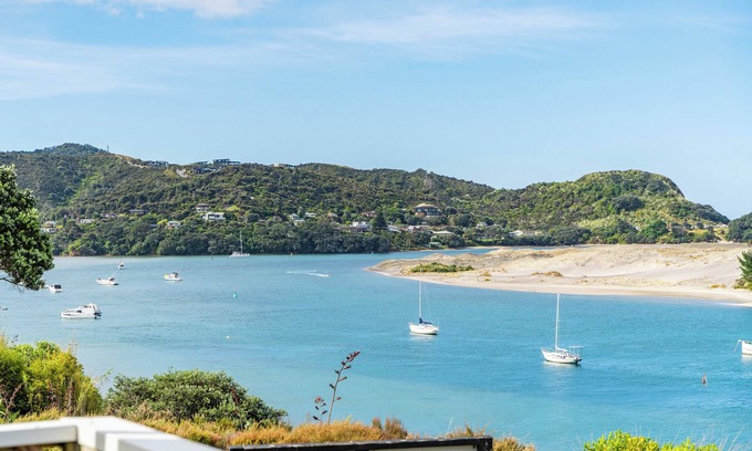 Mangawhai Heads House | Harbourview Haven - Mangawhai Heads Holiday Home