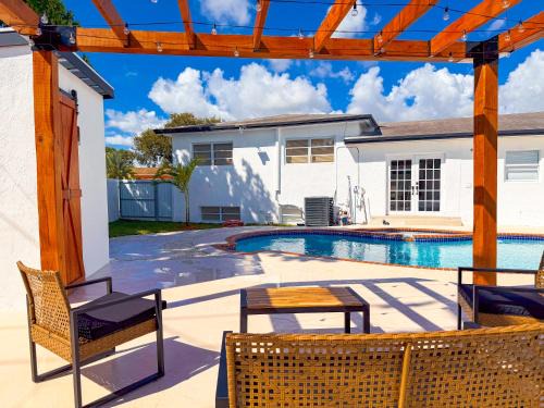 Miami Gardens Villa | Hard Rock Villa Pool, Game Room & Beach Fun
