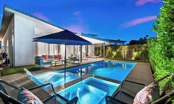 Indian Wells House | 'Harlow House' Lounge poolside in Indian Wells