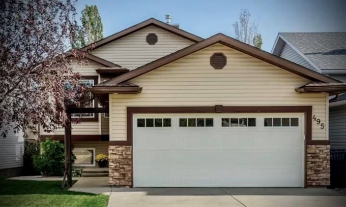 Lethbridge House | Harper House-Home away from home in Lethbridge