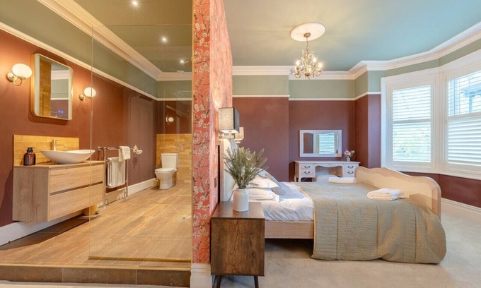 Harrogate Apartment | Harrogate Heights - Sleeps 16, Impeccably curated