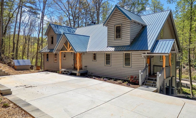 Waleska Cabin | Hart's Treehouse bring the whole family with tons of space