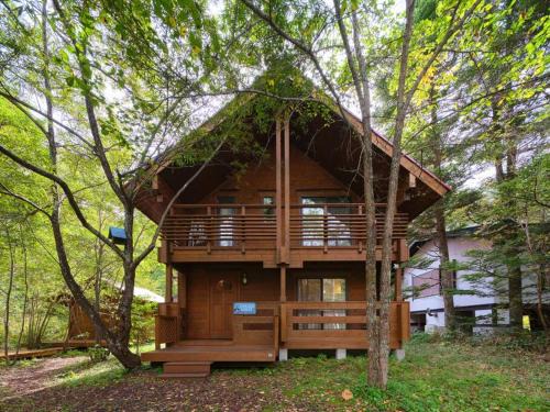 Tsumagoi House | HARUNA CABIN 森の中のログハウス 、広々ウッドデッキでBBQ、公園散策、北軽井沢観光