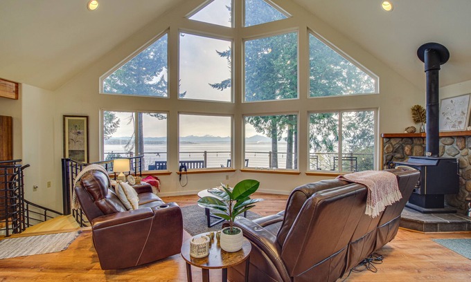 Everett House | Hat Island Home w/Stunning View & Wraparound Deck