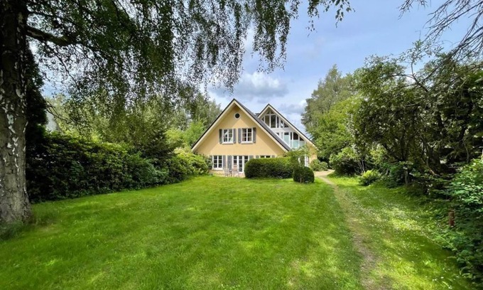 Bad Segeberg House | Haus am See - Holiday home, shower and bathtub, lake view