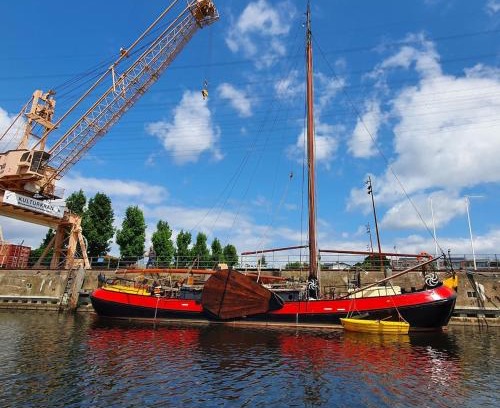 Harburg Boat Rental | Hausboot Jonathan