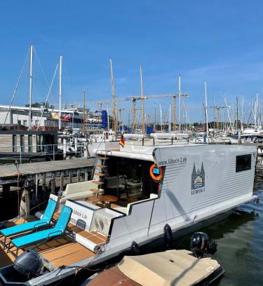 Ronnau Boat Rental | Hausboot mit Traumlage in Lübeck-Travemünde
