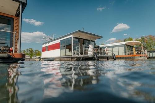 Oberhavel Boat Rental | Hausboot Red Pearl
