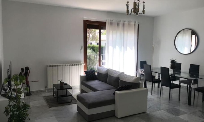 Carnoux-en-Provence Apartment | Haut de maison tout confort avec jardin et balcons