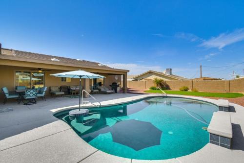 Lake Havasu City House | HavaCarefree Stay Pool Central 2 En-Suites