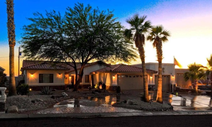 Lake Havasu City House | Havasu Sunset Hideaway - Swim up Pool Bar|Firepit