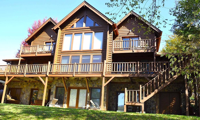 Hiawassee Cabin | Have you been dreaming with the perfect vacation property? This is it!