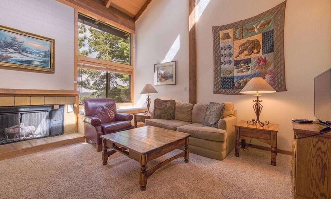 Truckee Cabin | Hawk's Eye by AvantStay | Cozy w/Views & Access to Northstar Resort Community