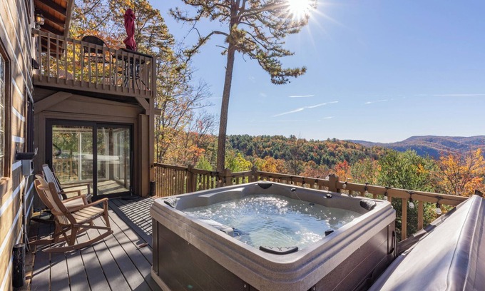 Ferguson Cabin | Hawk's Rest: Private Cabin, Great Views, Hot Tub, WIFI, Fireplace