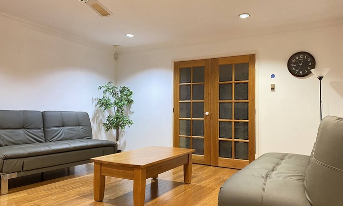 Hawker House | Hawker 4BR House(Air-Con, WiFi, Netflix, Parking)