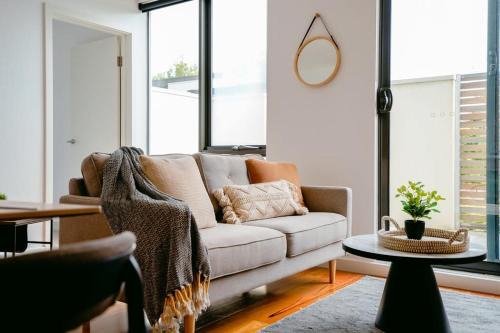 Prahran Apartment | Hawksburn Village - 2 Bed Apt in Central Prahran