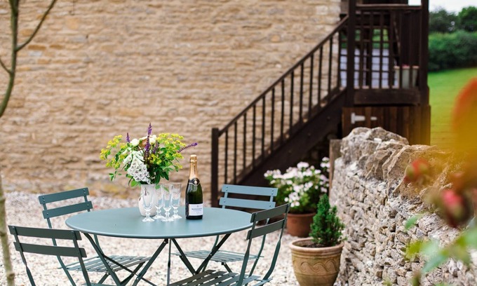 Witney Cottage | Hayloft at Newbarn Farm - sleeps 4 guests in 2 bedrooms
