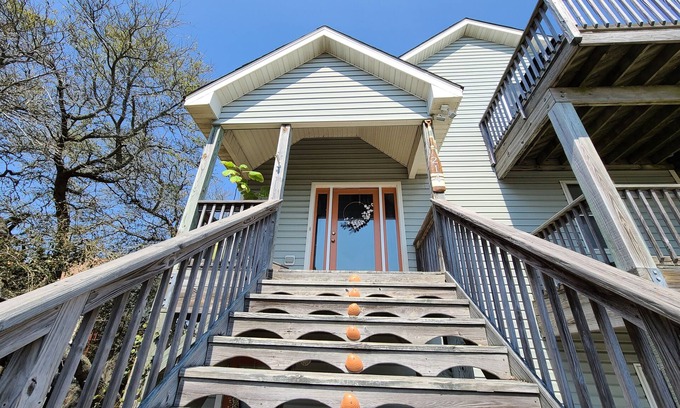 Colington House | Hayman Hideaway: Rare Westside ocean view!