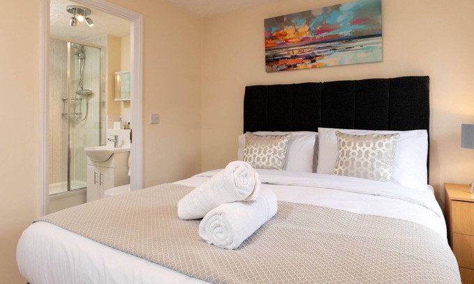 Solihull House | Hazeleigh - Stylish 4-Bed House near Airport, NEC, Resorts World Arena, Solihull