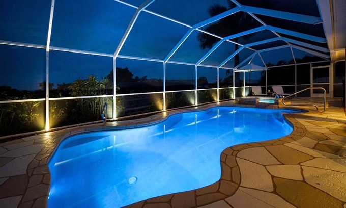 Pelican Villa | HD Smart TV's, Kayaks, Pool & Spa, WIFI, Gulf Access, E-Dart Board, Bar, Grill