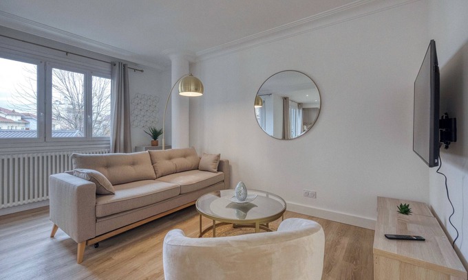 Ile Verte Apartment | #HE | The Golden Escape 🪙 | Ile Verte, luminous, renovated