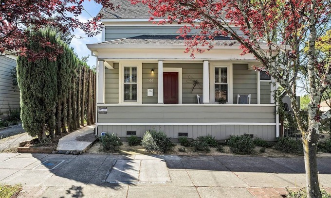 Healdsburg Cottage | Healdsburg Plaza Gem | A Wine Country Escape