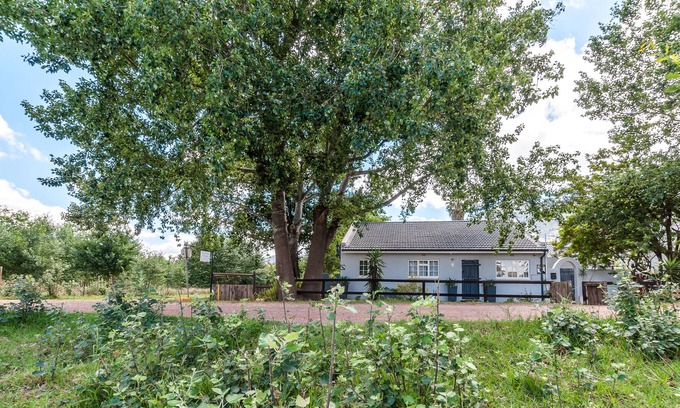 Greyton House | Hearnshaw Cottage, prime spot in village