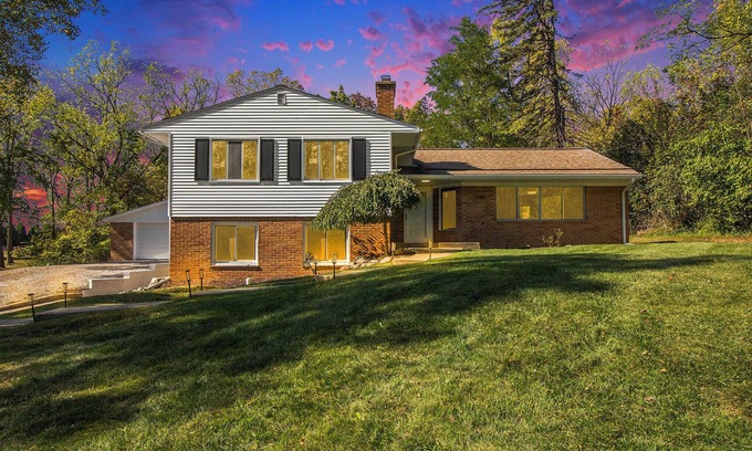 Burns Park House | Heart of Ann Arbor Stay