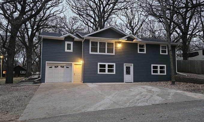 West Okoboji House | Heart Of Arnold's Park Near West Lake. Family And Friends Sleeps 18