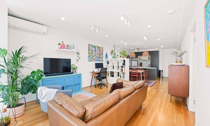 Collingwood Apartment | Heart of Collingwood spacious Apt with Parking