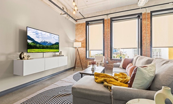 Downtown Dallas Apartment | Heart of Downtown Dallas: 2BR 2 BA City View APT