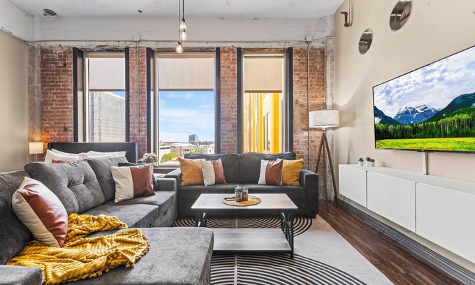 Downtown Dallas Apartment | Heart of Downtown Dallas: 2BR 2BA Getaway