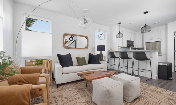 Traverse City House | ⭐️ Heart of Downtown ⭐️ Walk to Beach ⭐️ Private Rooftop ⭐️ Corner Unit ⭐️