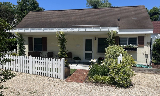 Morehead City Cottage | Heart of Historic Beaufort - 129 Craven Streetn300 feet from Beaufort Waterfront