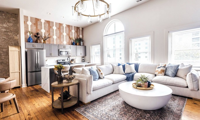 Downtown Charleston Hotel | Heart of Historic District | Luxury Apt | 360 King