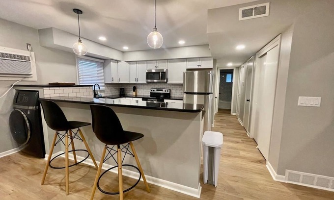 Midtown Apartment | Heart of Midtown, Mins to UNMC & Dining