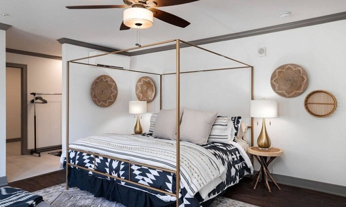 Parkville Apartment | Heart of Parkville Stay on Main+KingBed|Shop