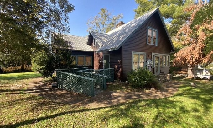 Pigeon Forge Cottage | Heart of Pigeon Forge