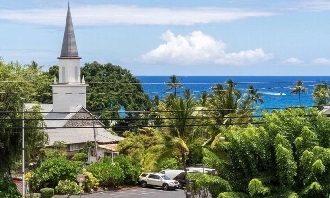 Historic Kailua Village Condo | Heart of Town 5 min Walk to Ocean Quiet Newly Remodeled with Ocean View AC