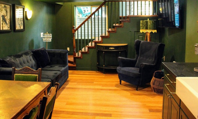 Woodstock Apartment | Heart of Woodstock, 10 min walk to Reed
